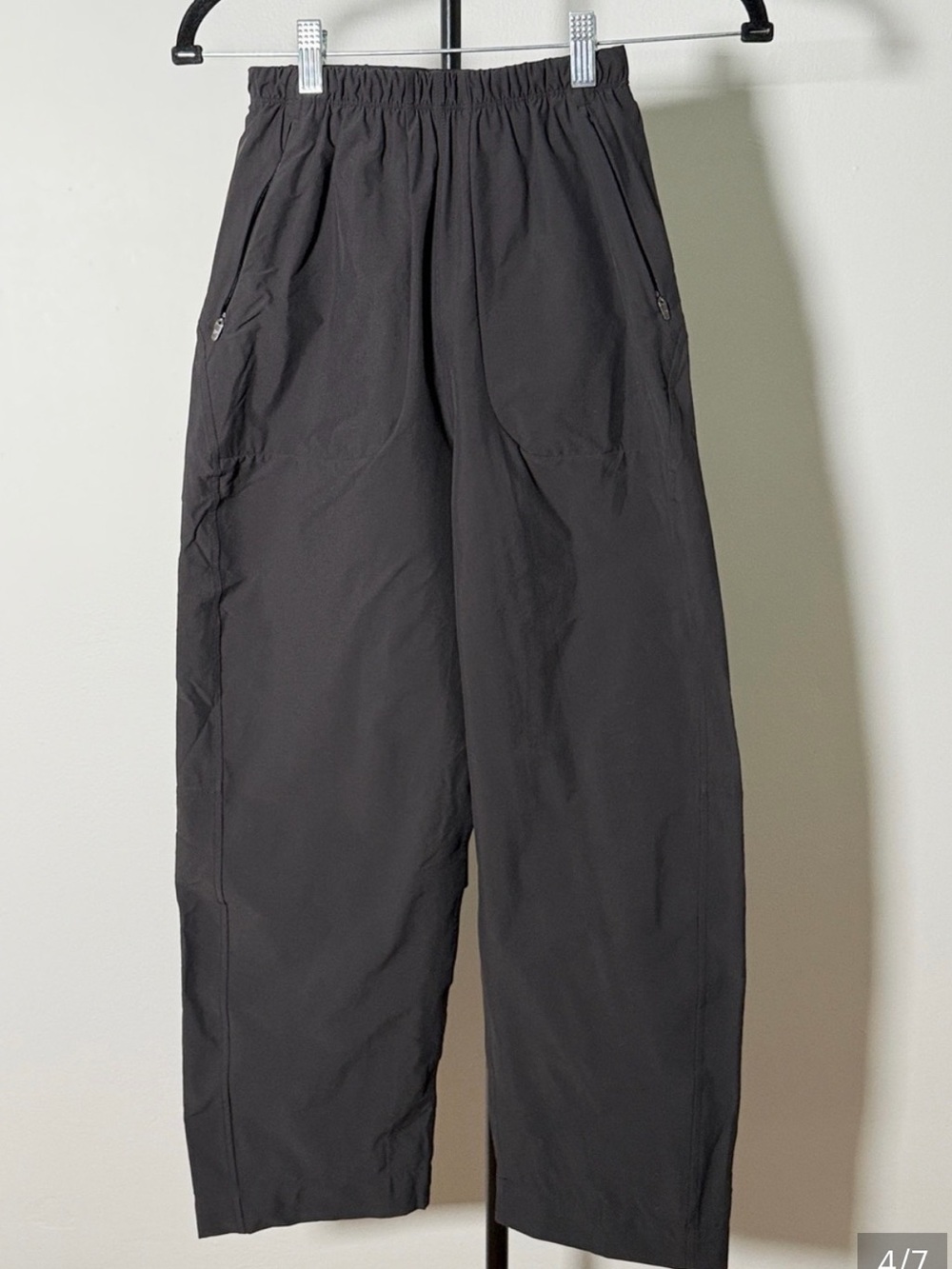 NWOT New Lululemon
Lightweight Mid-Rise Barrel-Leg Cropped Pant Black